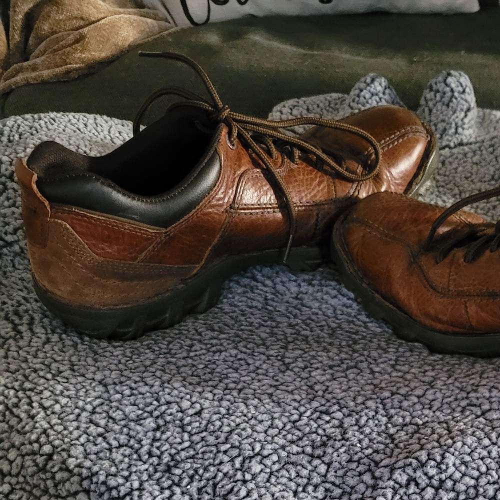 Mens leather Cat sneakers.
